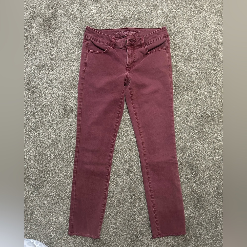 Maroon stretch American Eagle jegging crop.